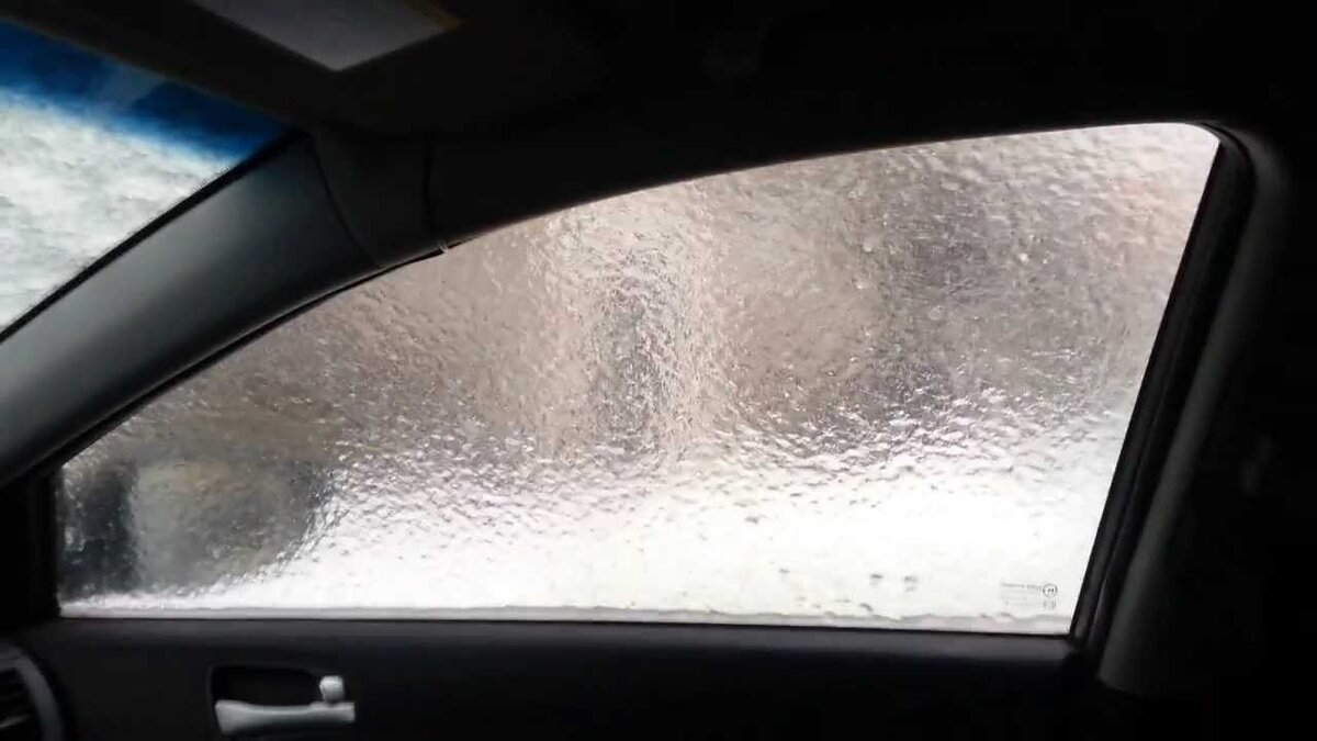 Тонировка зимой. Иней в машине изнутри. Замерзшие стекла автомобиля. Иней внутри в машине. Замерши лобовое стекло.