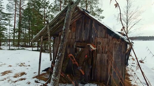 Скачать видео: Открыл дверь в избу и обалдел. Изба дедушки. Наследство которое оставил мой дед. Старинная избушка. Рыбалка на Диком озере.