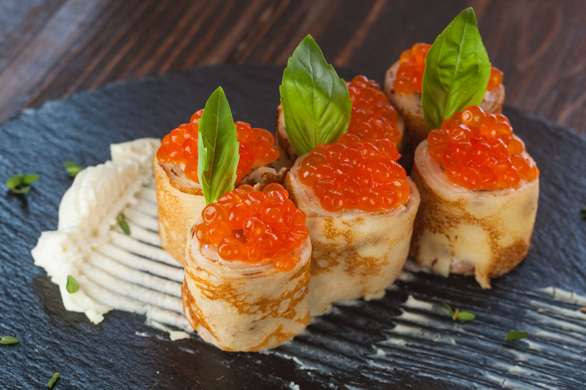 Блины с икрой и красной рыбой