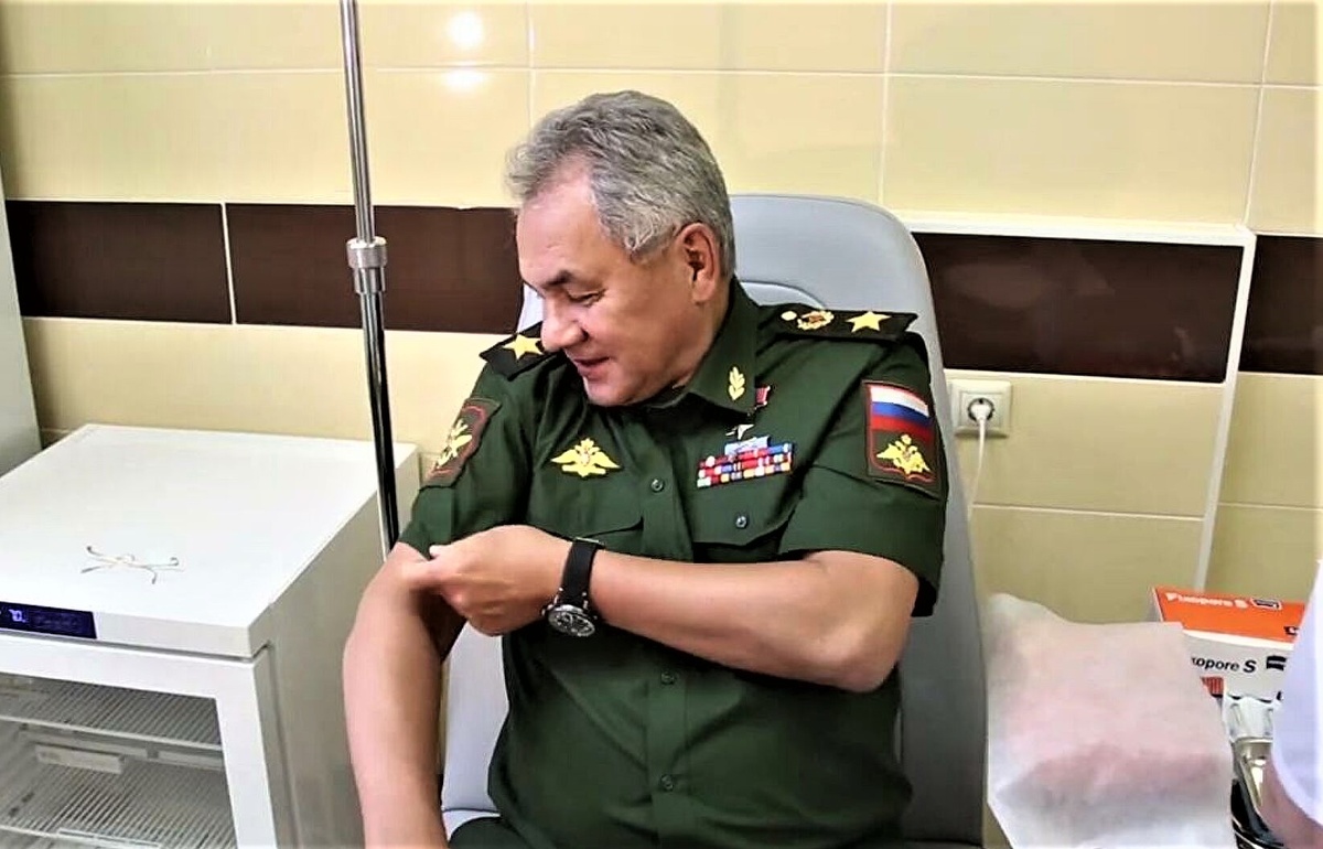 Саму вакцину которую поставили Министру обороны не показали