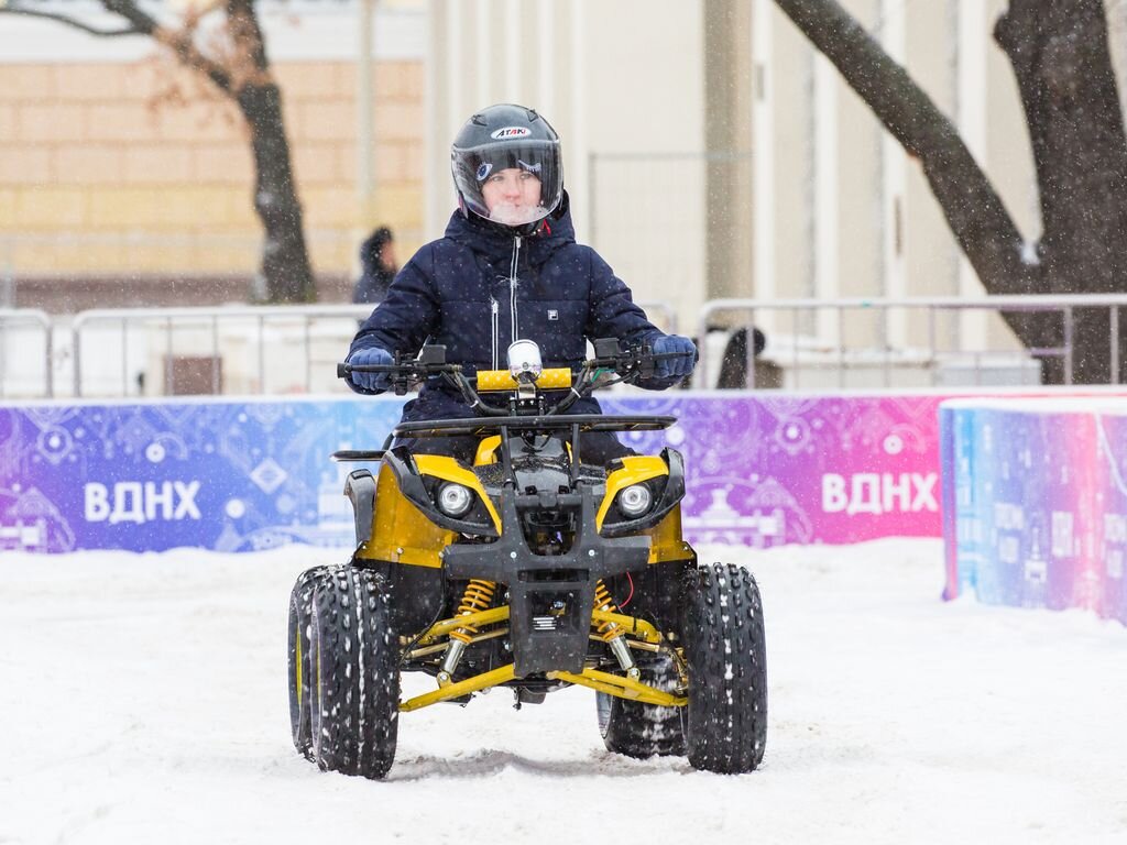 Спорт для каждого вднх. Детские снегоходы на катке ВДНХ.
