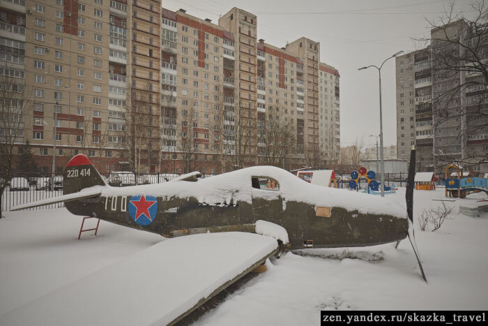 Самолет в спальном районе