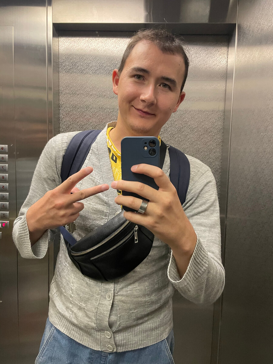 Я в лифте, бронировал отель)