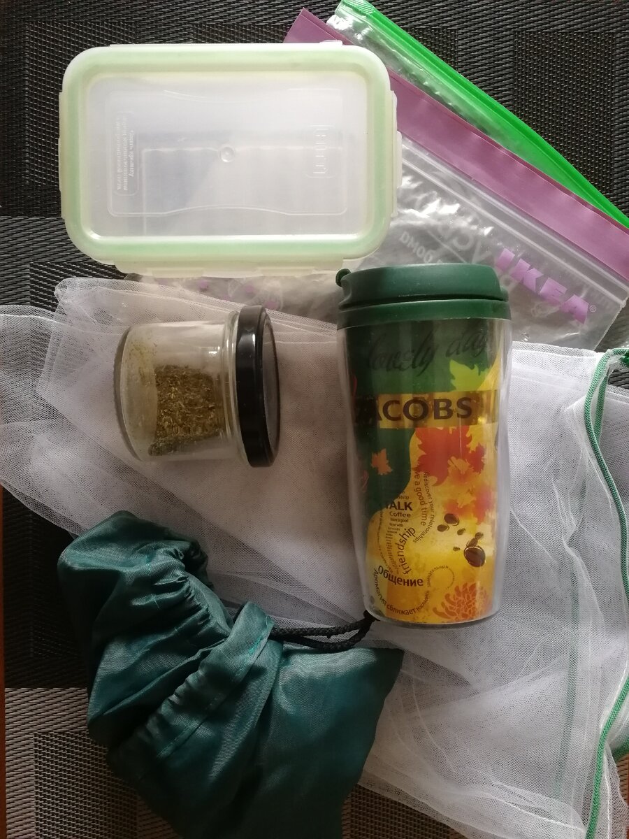 Набор новичка в экоосознанности: многоразовые мешочки, паучи для заморозки, бахилы из плащёвки, всем знакомые контейнеры для еды и милые баночки для покупки специй на рынке