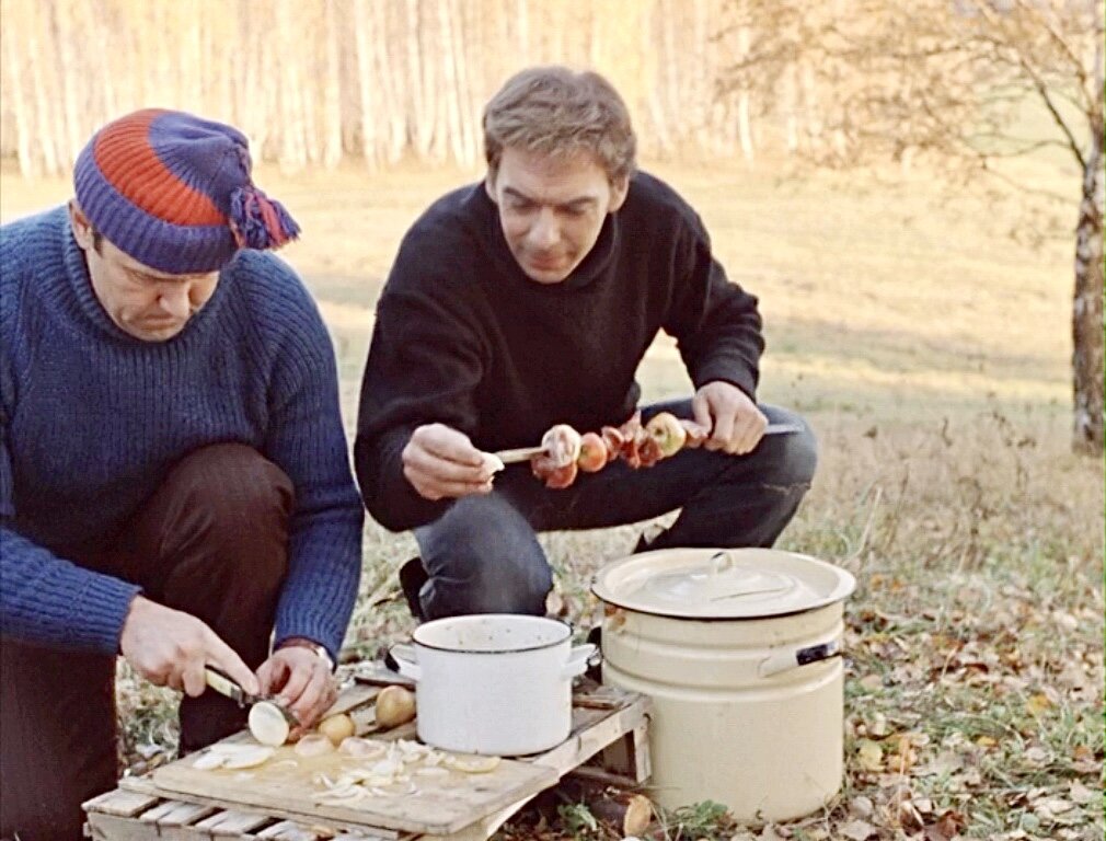 Гена и Гоша с шашлыком, который «женских рук не терпит»