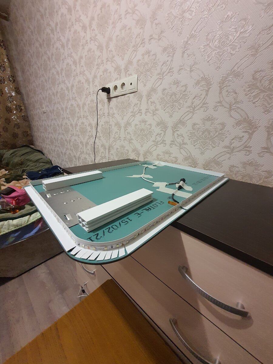 Зеркало с наклеенной светодиодной лентой