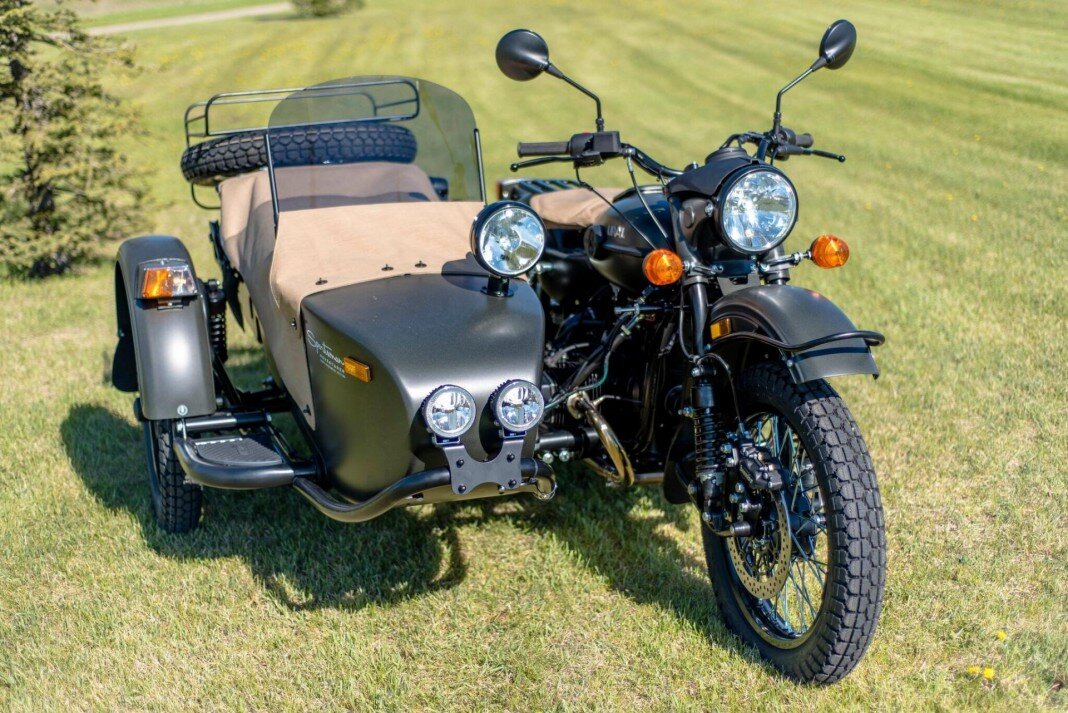 Узнал, что в продаже есть новый мотоцикл "Урал", хотел купить его, пока не увидел цену, а так же, характеристики модели