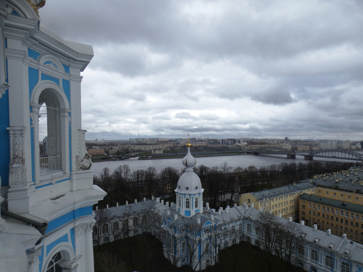 В 1740-е годы императрица Елизавета сказала архиепископу Симеону, что желает на месте «Смольного дома» (дворца, в котором она провела детство) построить красивый монастырь, в котором она сможет...-2