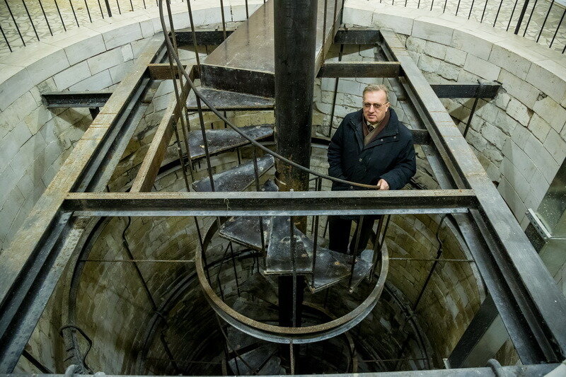 обнаруженный колодец имеет винтовую лестницу уходящую вглубь - но это оказалось неинтересно нашим ученым