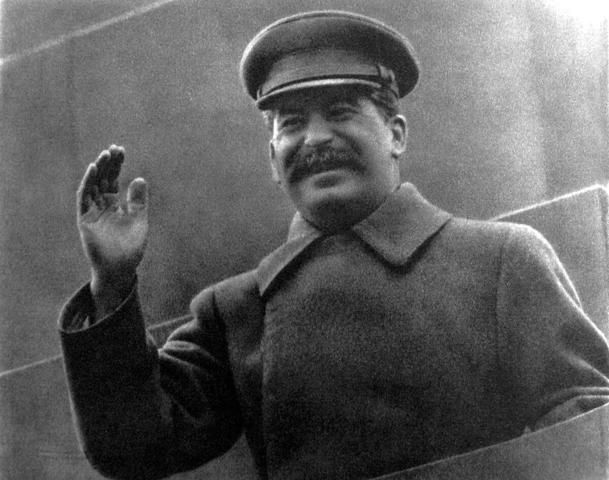 Иосиф Виссарионович Сталин натрибуни