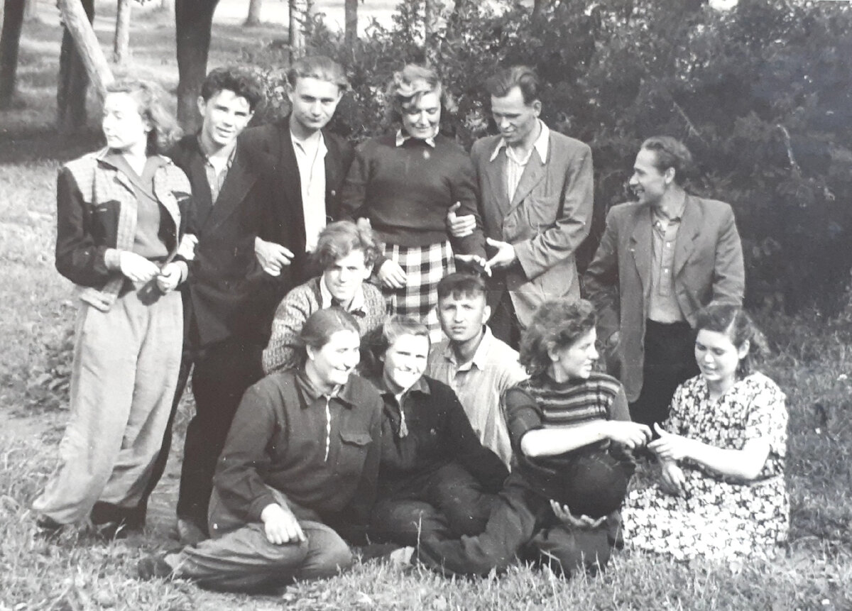 Советские люди на пикнике, 1952 год. Фото: автора.