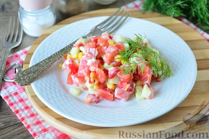 Овощной салат из помидоров, огурцов, перца и кукурузы. Рецепт с фото