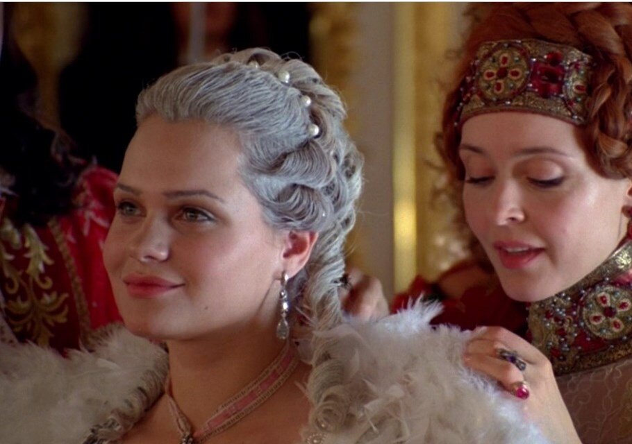 В белом Анна Леопольдовна, в красно-золотом Елизавета Петровна, сериал "Тайны дворцовых переворотов"