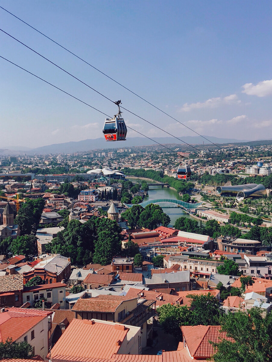 Вид на весь Тбилиси с площадки у канатной дороги 