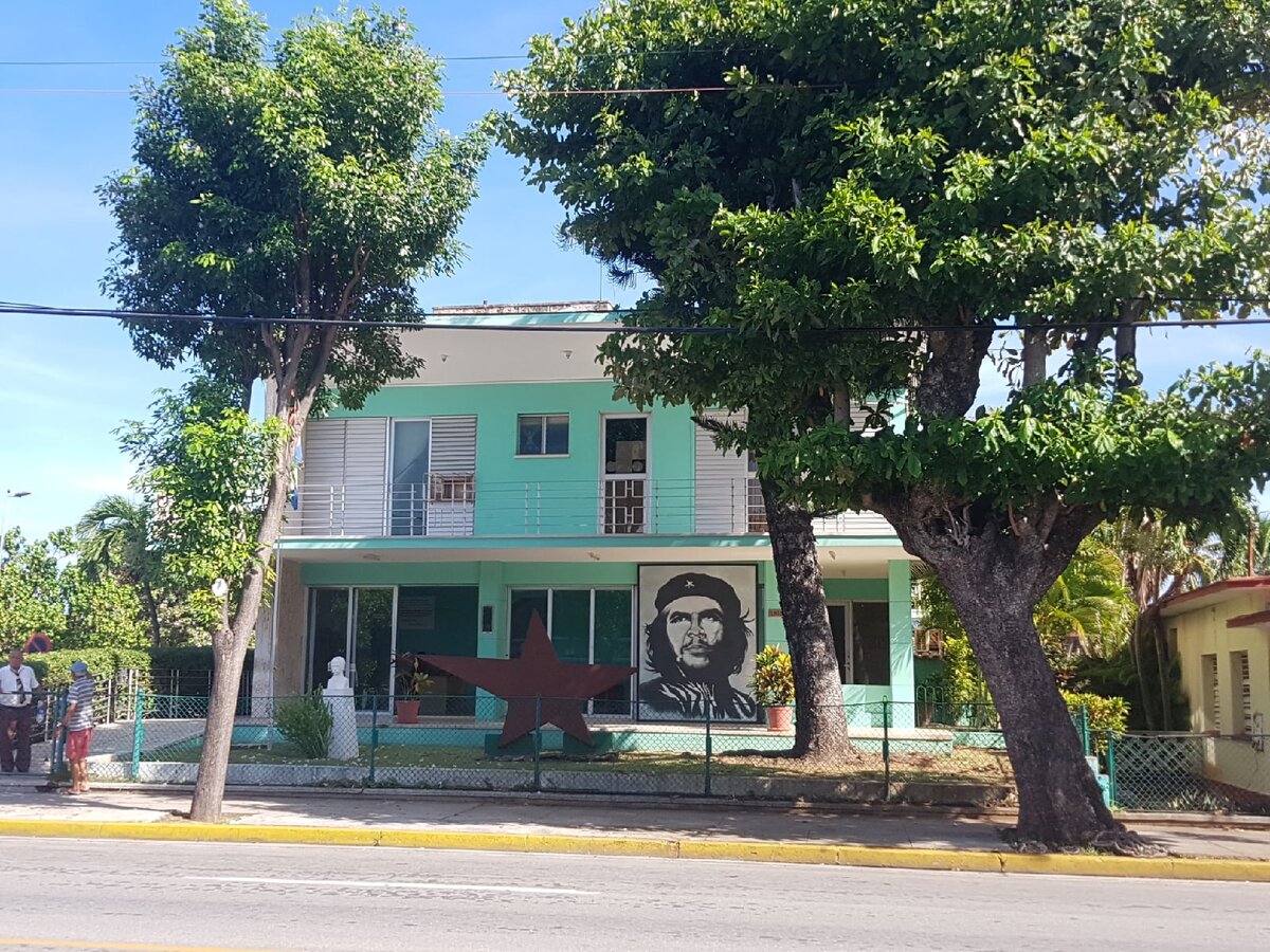 Че всегда следит за тобой.