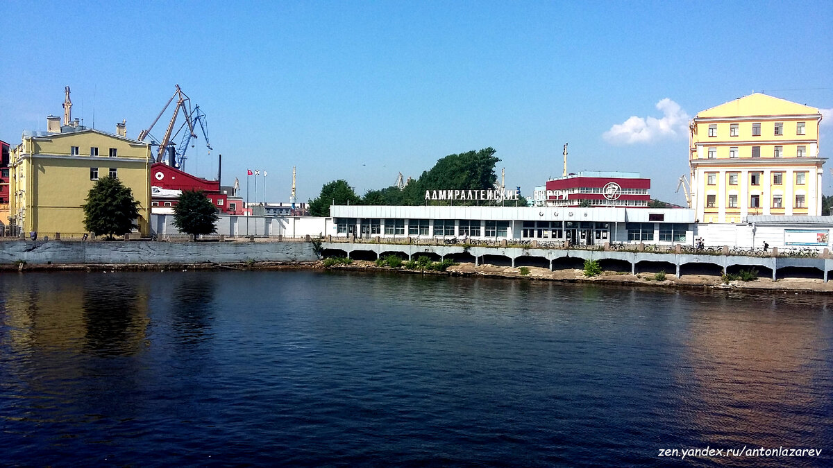 Центральная проходная "Адмиралтейских верфей" на Галерном острове.