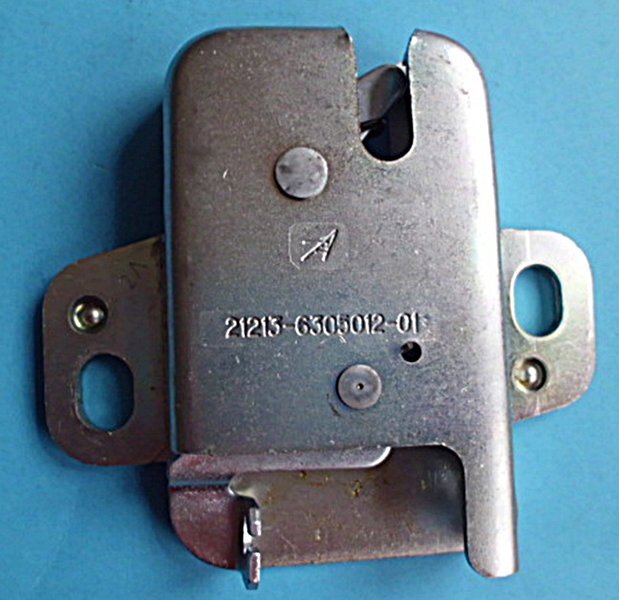 Замок багажника НИВЫ 21213.  Хорошо видно, что фиксирующий язычок металлический.