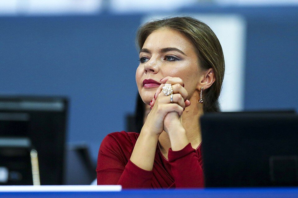 Алина Кабаева  - сама была в прошлом гимнасткой -художницей.  фото:картинки  яндекса. 