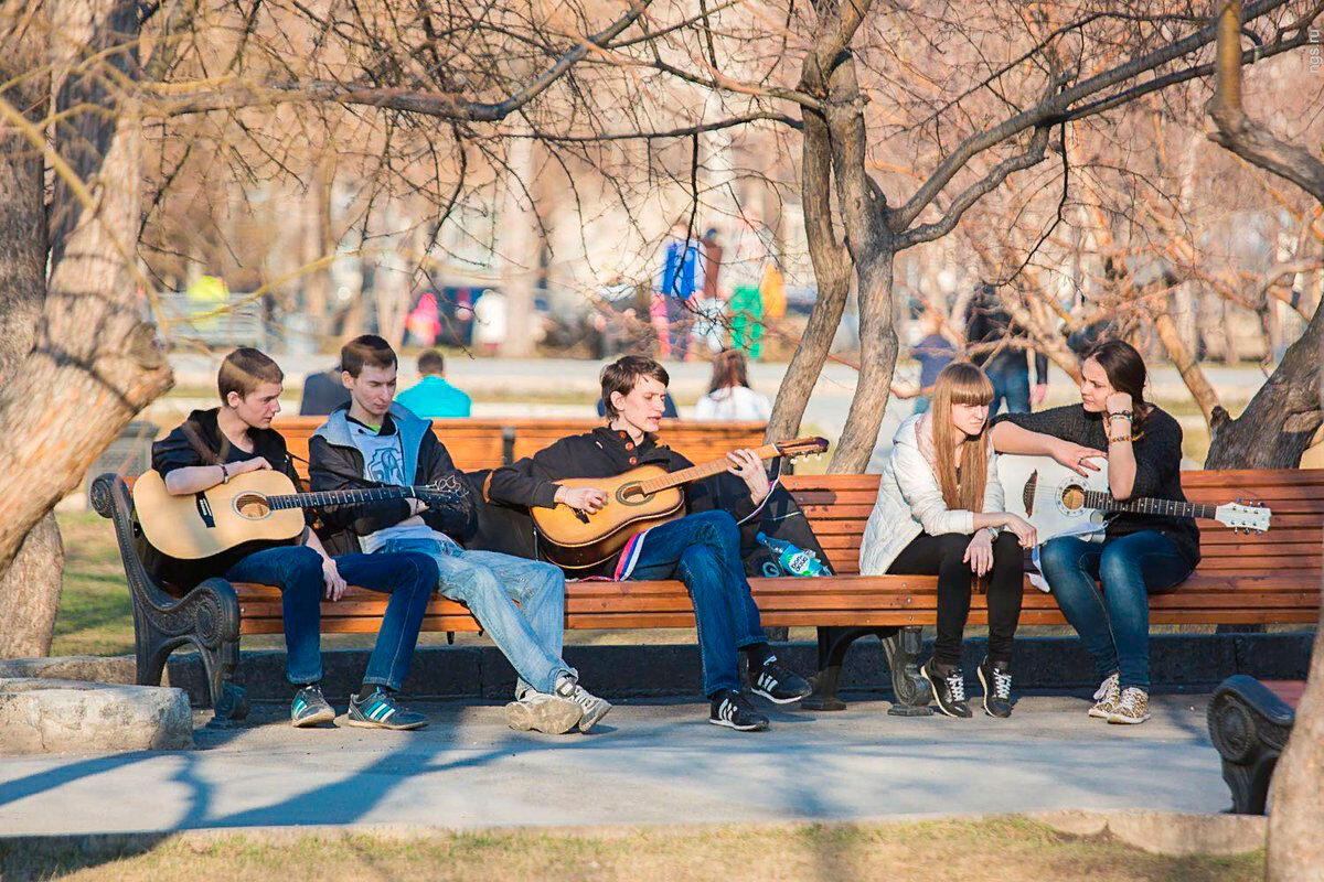 на сцене две скамейки и несколько кустов