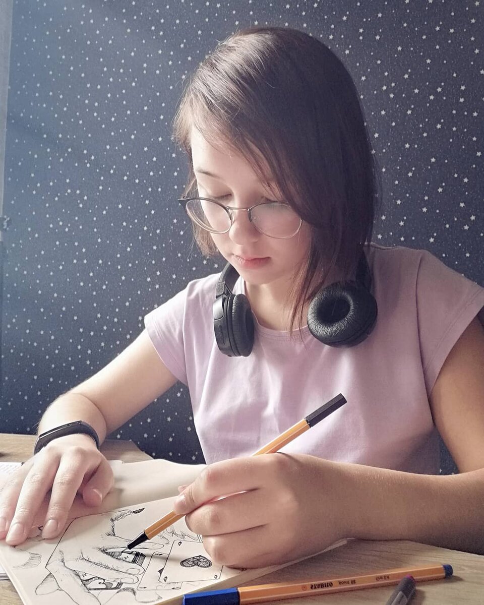 Автор канала за работой💜