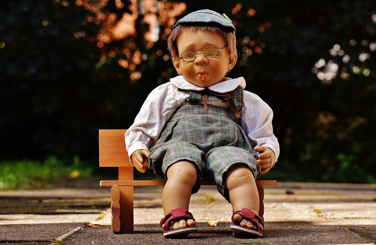 Мальчик. Кукла. Фото с сайта pixabay.com
