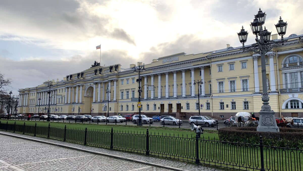 Здание Сената и Синода, Синод слева от арки