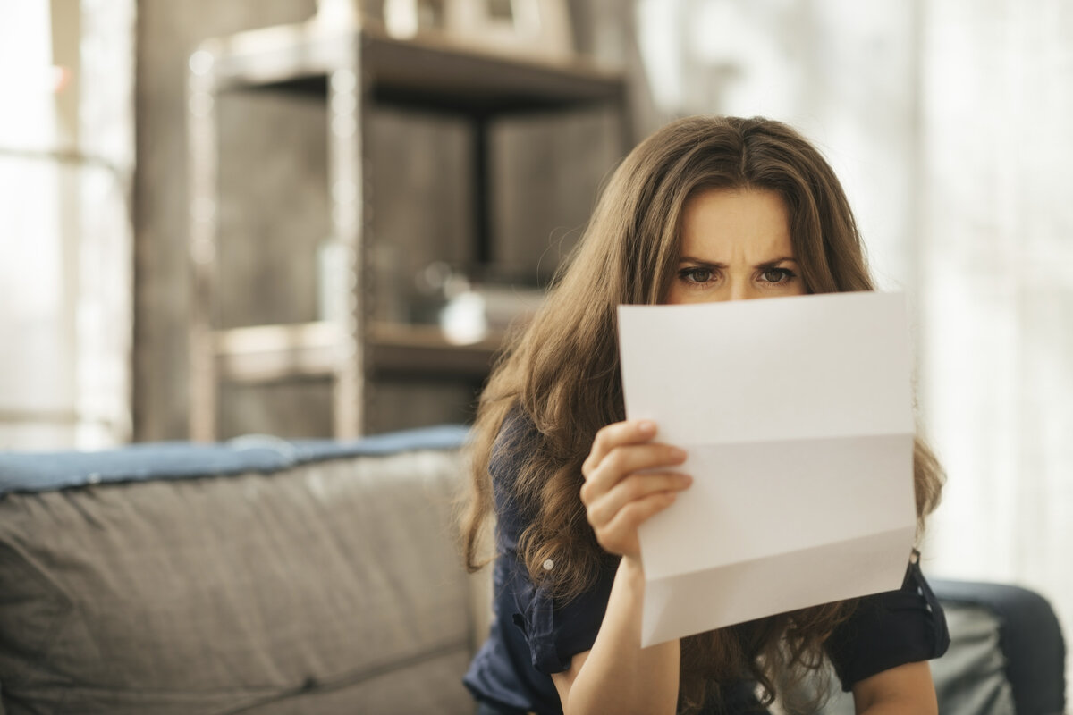 Sad letter. Девушка читает письмо. Девушка читает записку. Письмо грустной девушке. Женщина читает записку и плачет.