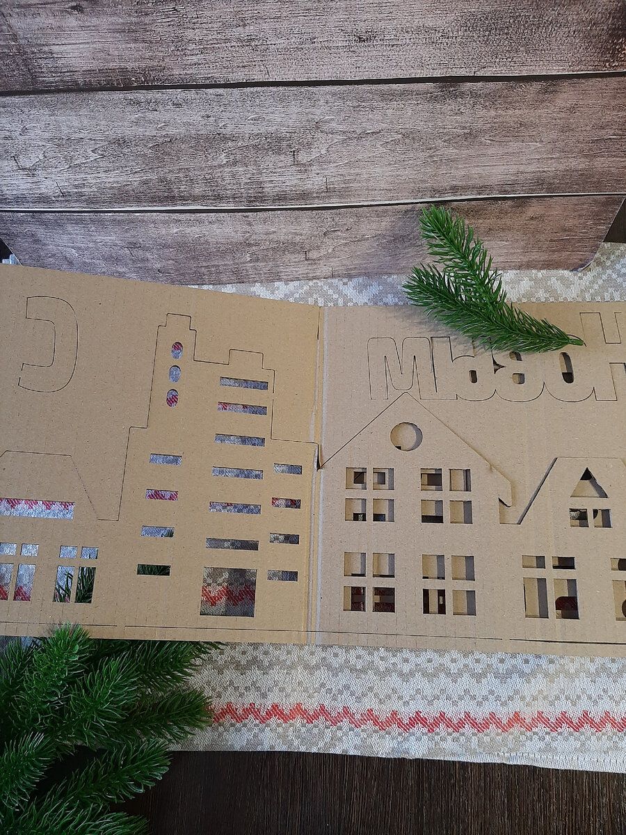 Заготовка легко отрывается по специальным линиям.  Кроме домиков производитель сделал  надпись "С Новым годом", очень приятно. Листайте.