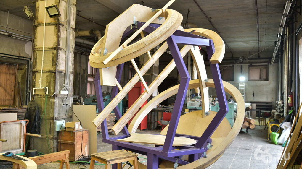 Первым собственным «монстром» Игоря Усенко стал «осьминог», который установили во дворе ЖК «Парковый квартал» — его возводит компания PRINZIP недалеко от ЦПКиО. Так «осьминог» выглядел за несколько недель до «рождения». Фото: Григорий Постников, 66.RU