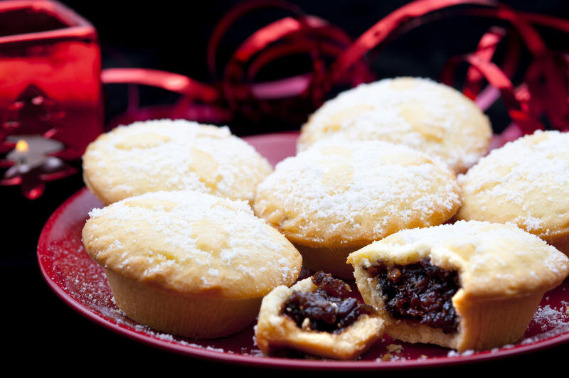 Mince pies. Другая традиционная сладость. Эти пироженки начиняют сладкой пастой mincemeat (рубленый миндаль, изюм, цукаты). Их иногда оставляют в дар Санте: он приходит через трубу, оставляет ребёнку подарок и с удовольствием ест такую вкусняшку