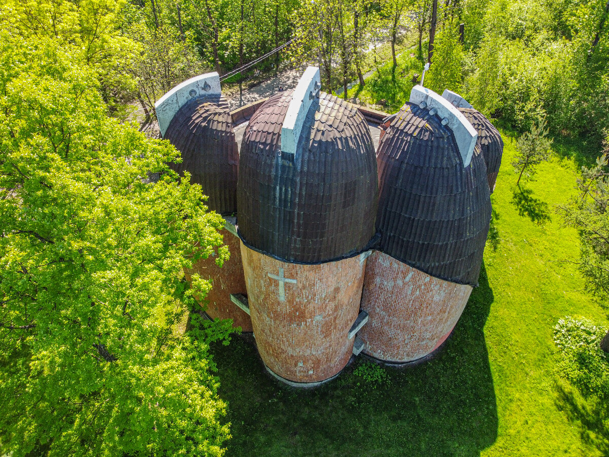 Архитектура здания напоминает перевернутые лодки