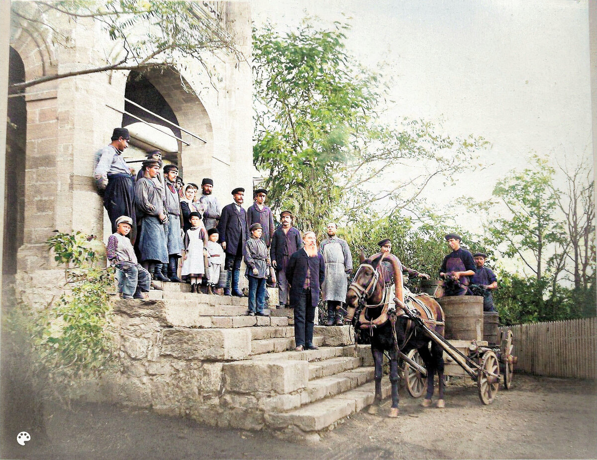 Группа местных жителей - работников фермы за разгрузкой урожая винограда