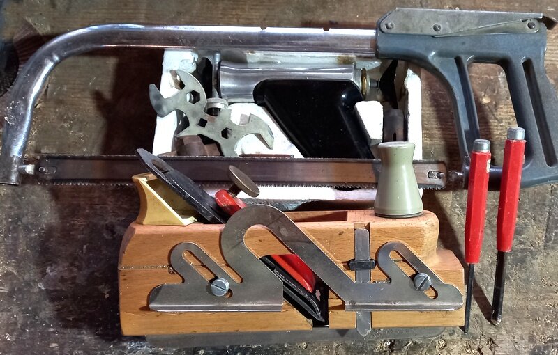 Сохранил немецкие покупки. Только пила ещё в деле, а остальное уже не актуально - появилась электрозамена. Отвёртку переделал под шило - сталь на ней была отменная. Фото автора.