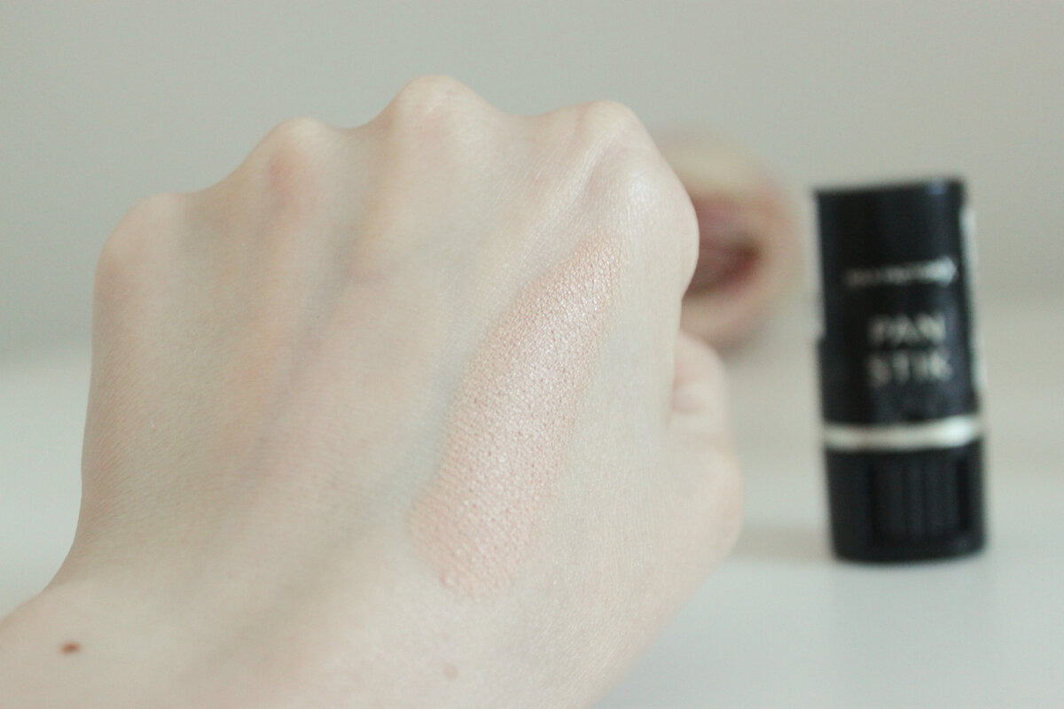 Мне оттенок слегка темноват, но с более светлой пудрой гармонично смотрится на лице.