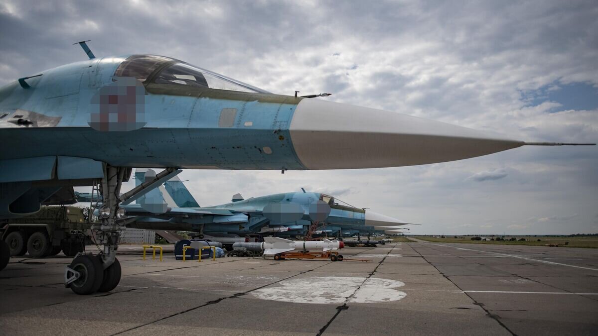    Истребители-бомбардировщики Су-34 ВКС РФ на аэродроме в зоне проведения спецоперации© РИА Новости / Валентин Капустин