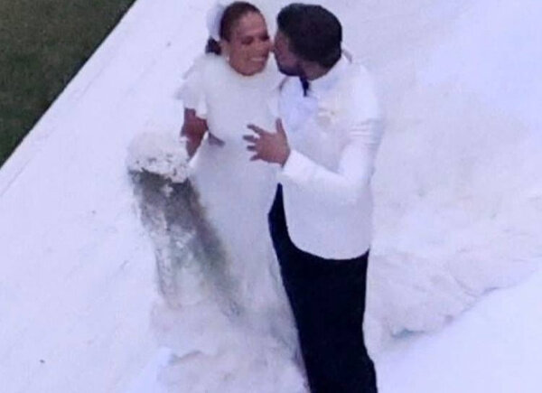 Снимки со второй свадьбы Дженнифер Лопес и Бена Аффлека. Фото © pagesix