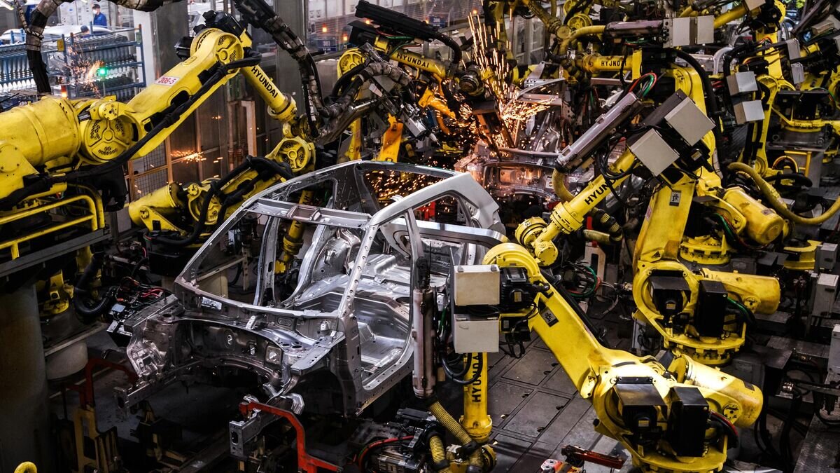    Роботизированный конвейер по сварке кузовов автомобилей© РИА Новости / Алексей Даничев