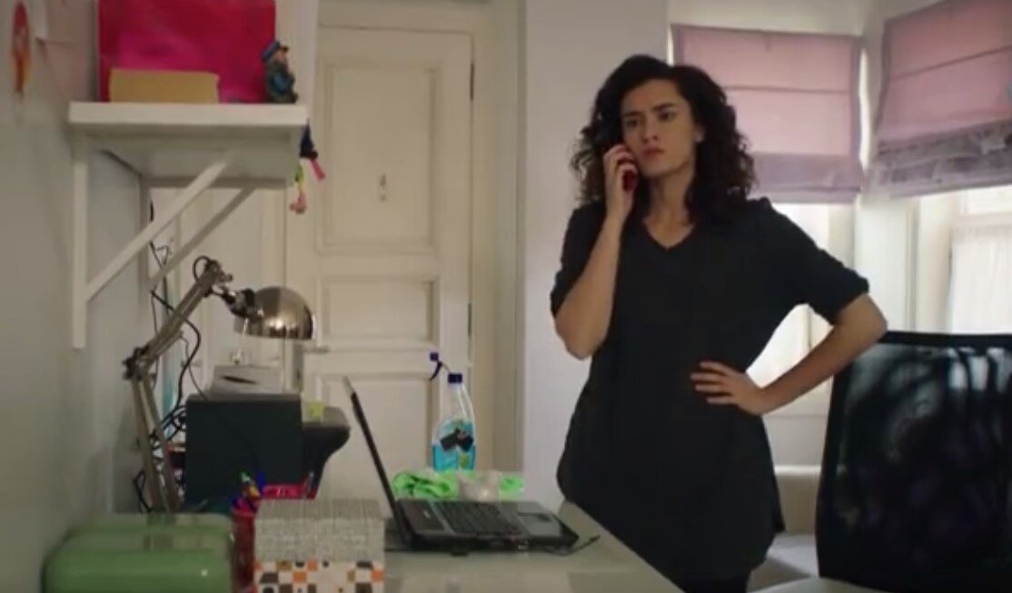 Зейнеп негодует из-за сообщения на радио, сериал "В ожидании солнца", кадр