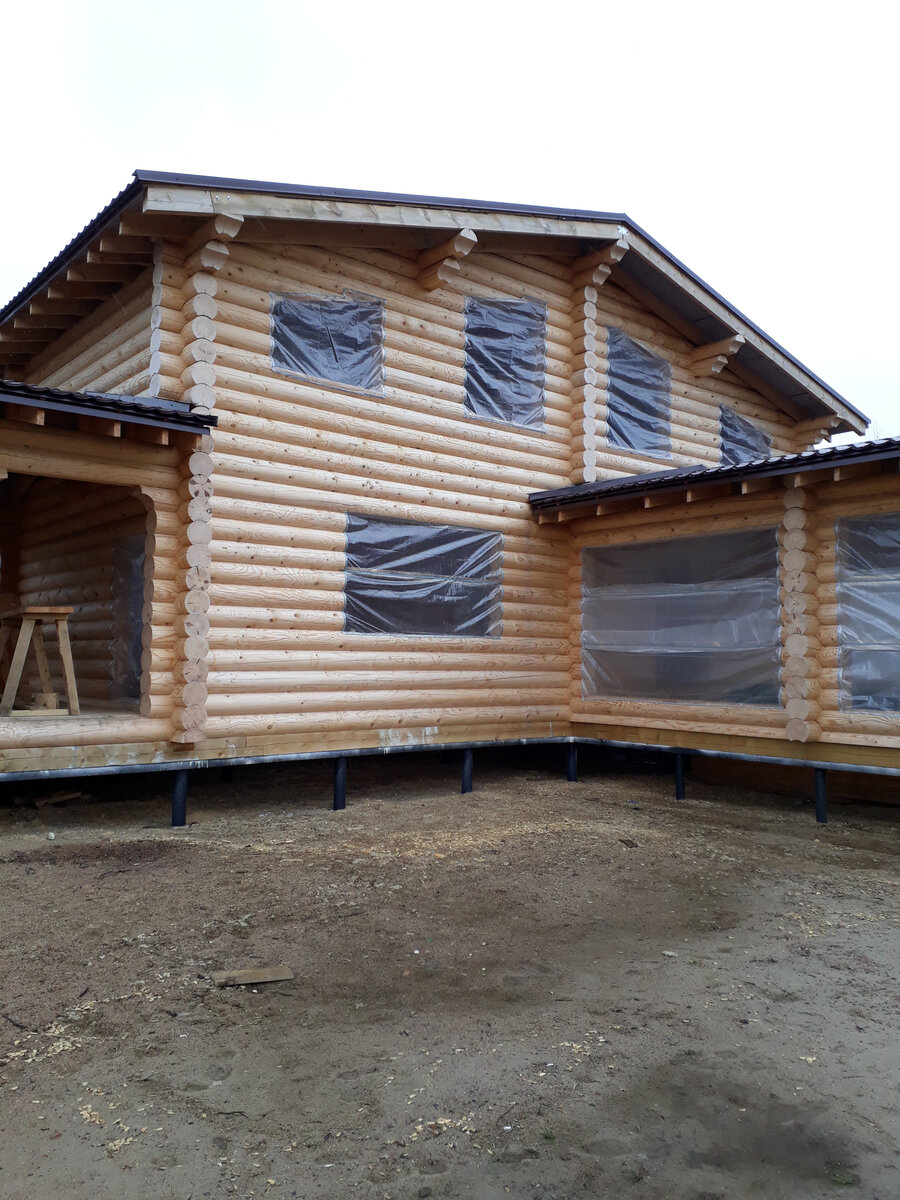 Фото 1. Сруб из оцилиндрованного бревна.
