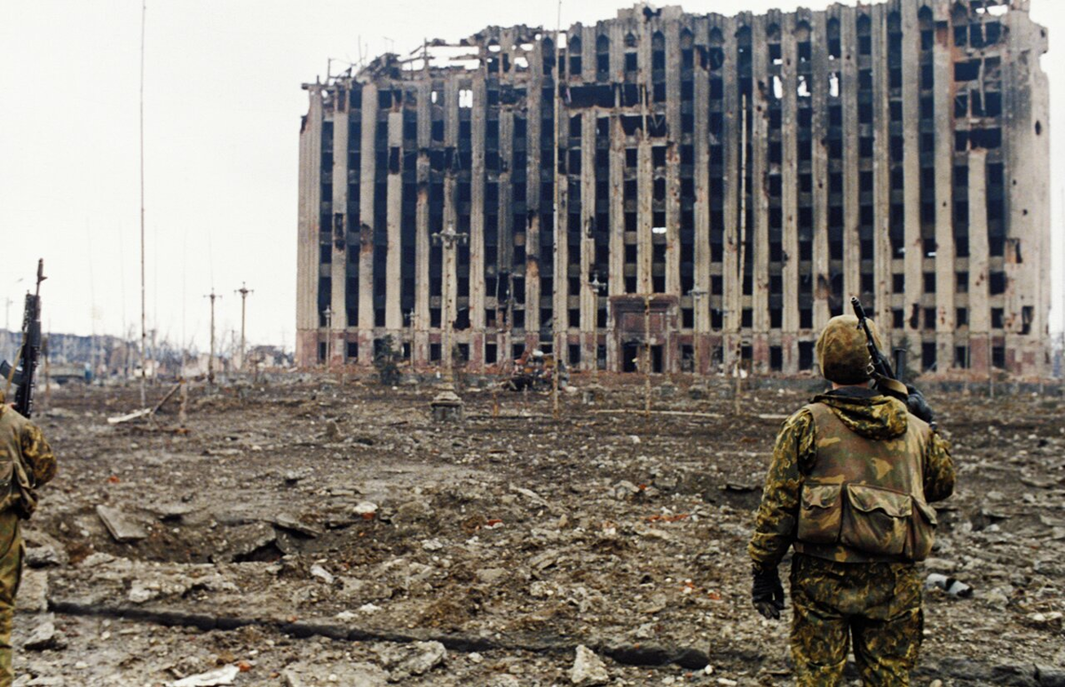 Президентский дворец грозный. Дворец Дудаева 1995. Грозный 1994 дворец Дудаева. Дворец Дудаева штурм Грозного 1995.