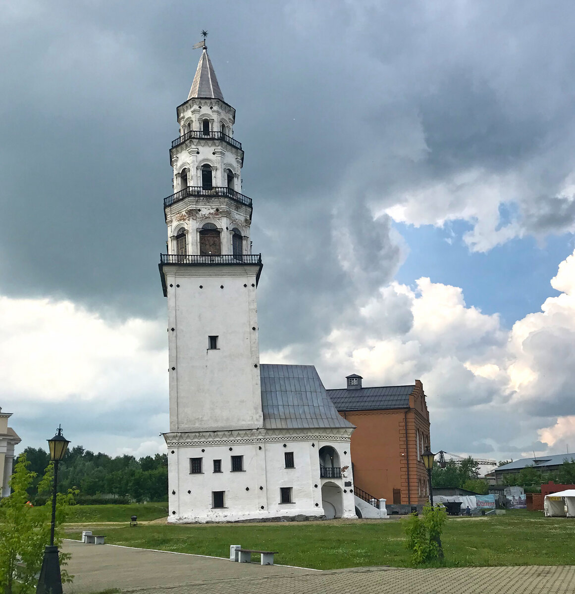 Невьянск, один из старейших городов Урала: падающая башня и фаянсовый  иконостас | Где была, что видела? | Дзен