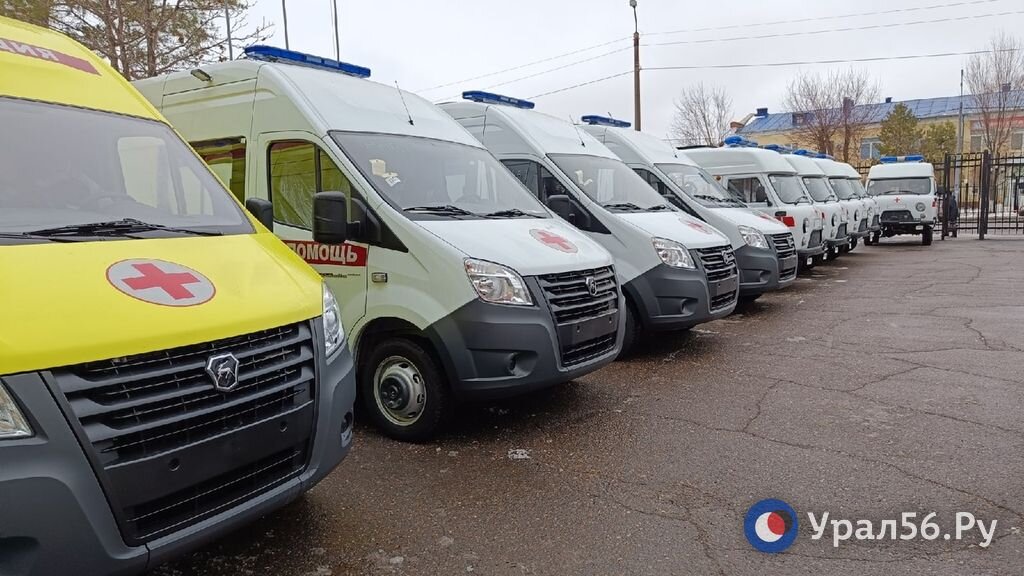   В города и районы Оренбургской области сегодня были переданы 18 автомобилей скорой помощи, из них 1 автомобиль реанимации