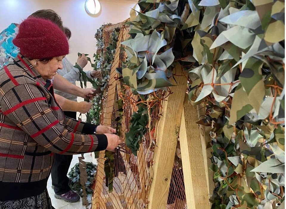    Вартовчане всех возрастов помогают плести маскировочные сети для военнослужащих