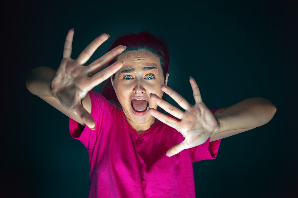 https://ru.freepik.com/free-photo/close-up-portrait-of-young-crazy-scared-and-shocked-woman-isolated-on-dark_20268505.htm#query=девушка%20кричит%20от%20ужаса&position=5&from_view=search&track=ais