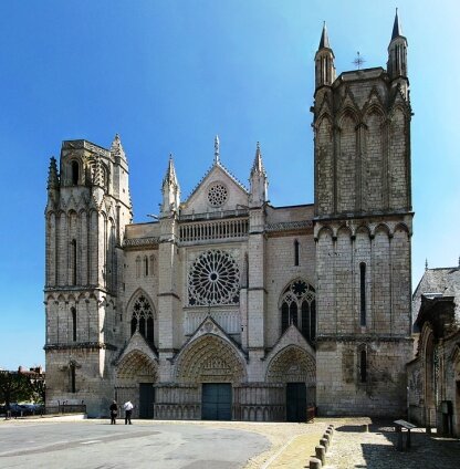 Кафедральный собор в Пуатье (Франция). Изображение взято из открытых источников.
