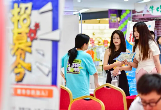 Ярмарки вакансии переполнены молодежью