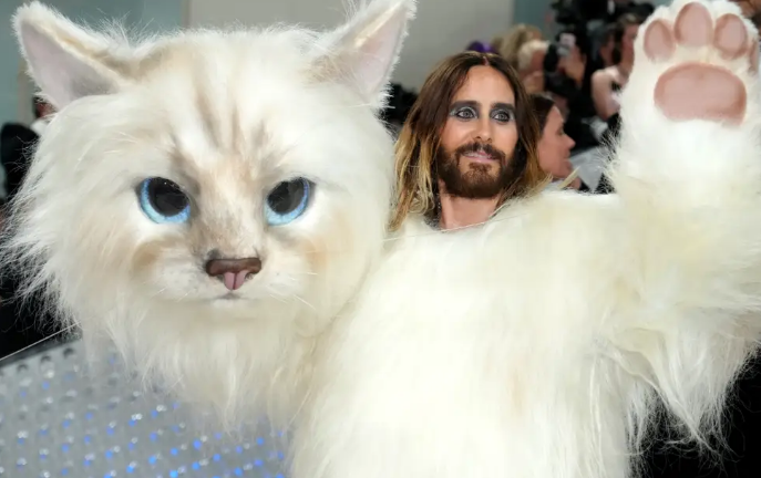 Костюм Джареда Лето на Met Gala, посвященный кошке покойного модельера Карла Лагерфельда