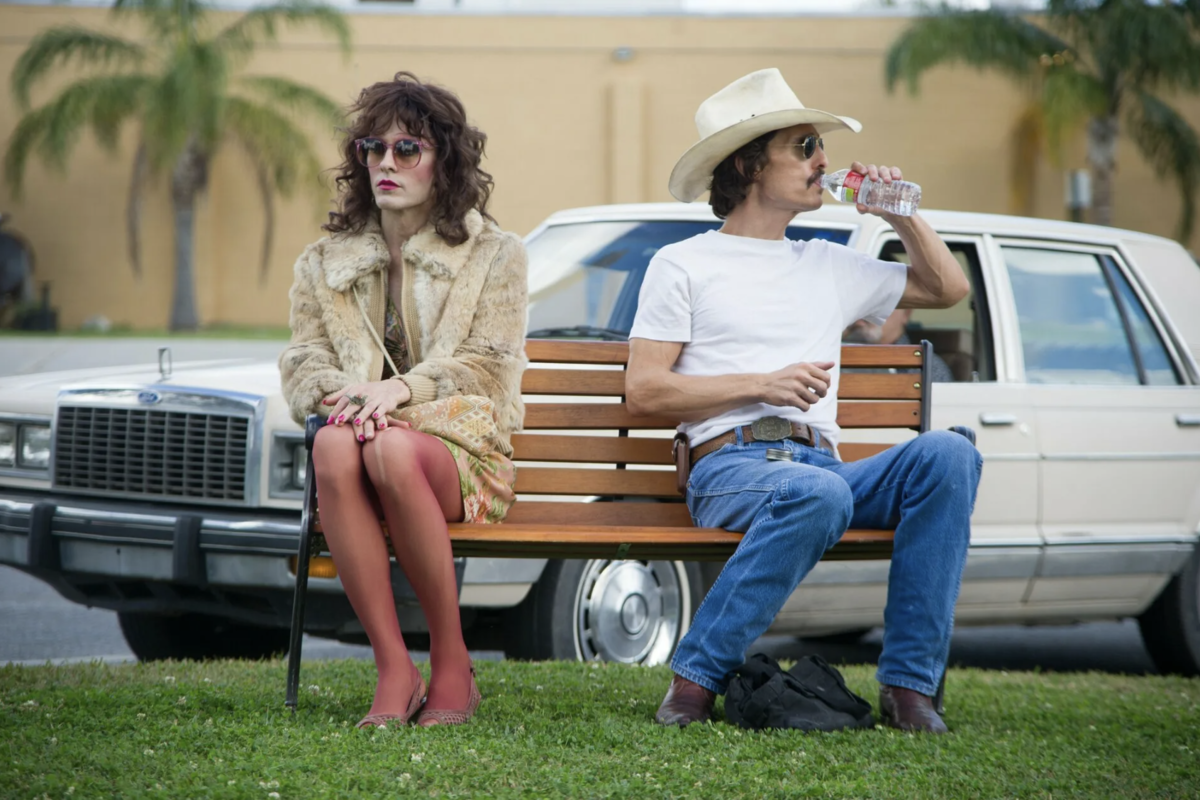 "Оскорбления я прощу. Но пять процентов?!." Провокационный и невероятно человечный, этот фильм собрал множество наград за 2013 год в США и несколько статуэток престижных кинофестивалей в Европе. Мэтью Макконахи получил одиннадцать наград "Лучший актер" и "Лучшая мужская роль", включая "Оскар" и "Золотой глобус", а Джаред Лето двадцать одну (!!!) в номинациях "Лучшая мужская роль второго плана" и "Прорыв года". 