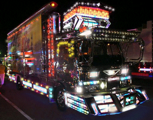 Эти безвкусные, навороченные грузовики обычно можно найти в сельских районах Японии, где много автомобилей, грузовиков и транспортных средств.