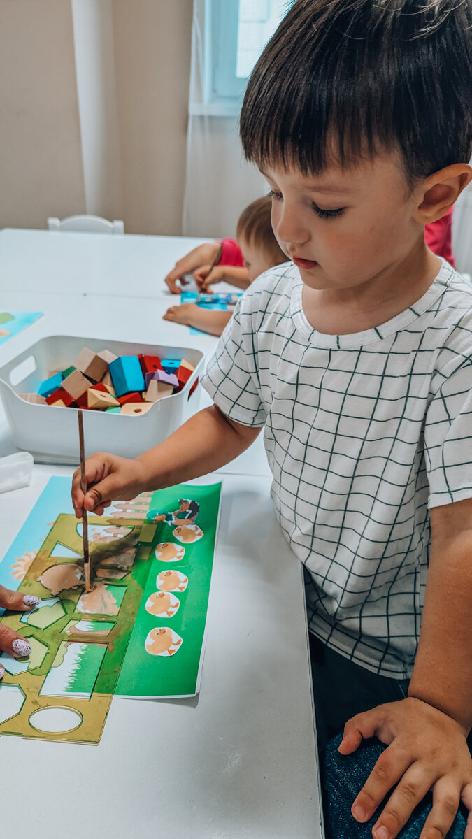 Рисует домик для уточки